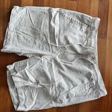 Leichte beige Shorts