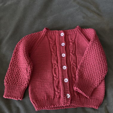 Cardigan neonato lavorato a mano in 100% lana merino