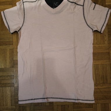 T-shirt rosa chiaro con scollo a V