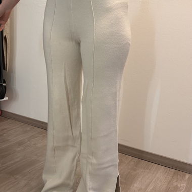 Pantalone lavorato a maglia écru con spacco