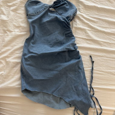 Abito in denim asimmetrico