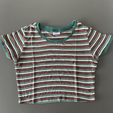 Crop top a righe in verde, rosso e bianco