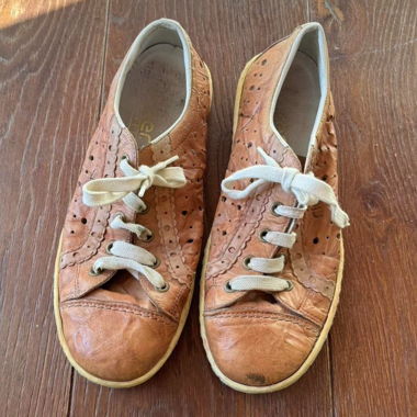 Rieker — sneakers in pelle marrone chiaro con design