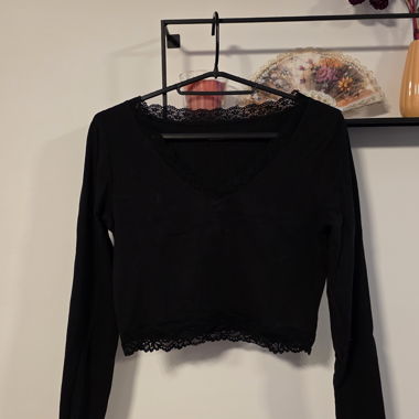 Top in pizzo nero