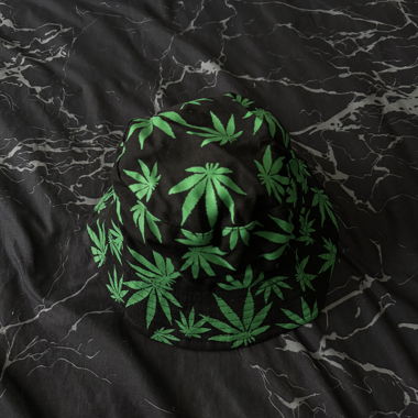 Chapeau seau noir avec feuilles vertes