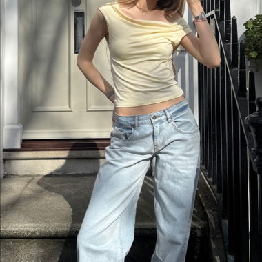 Straight leg, low waist Jeans
