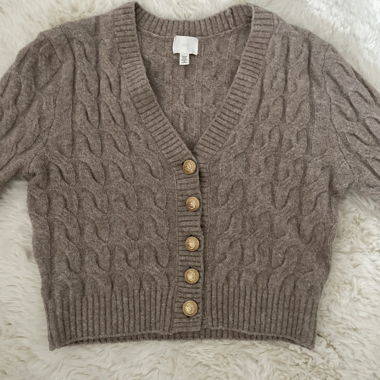 Strickjacke mit goldenen Details