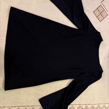 Dunkelblaue Kleid mit offenen langen Ärmeln