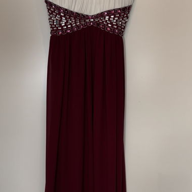 Abendkleid in Burgunder-Weiss