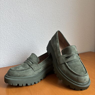 Mocassins en daim verts à semelle crantée
