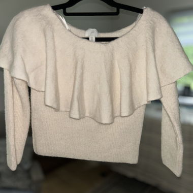 Cremefarbener Strickpullover mit Volants