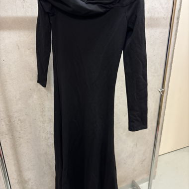 Abito nero con scollo drappeggiato (spalle scoperte)