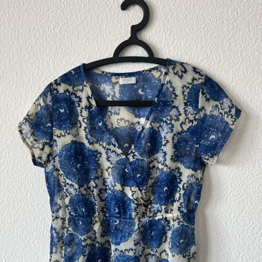 Spanische Bluse mit blauen Blumen