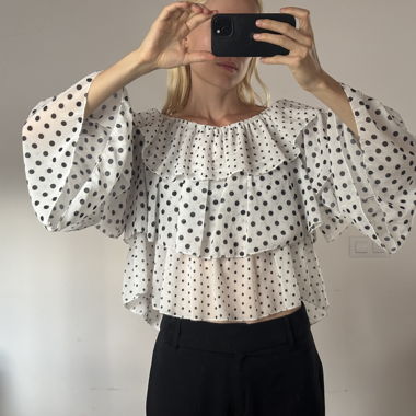 Blusa bianca a strati con pois