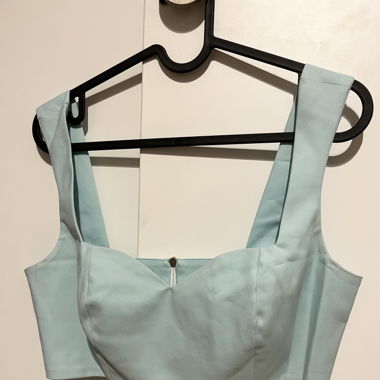 Haut court élégant bleu turquoise