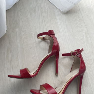 red fauxleather highheels
