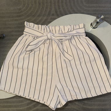 Short blanc à rayures avec ceinture nouée