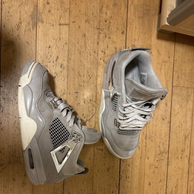 Jordan 4 Frozen Moment