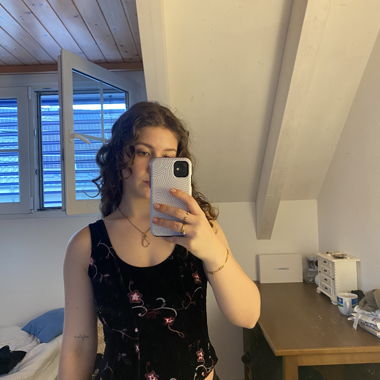 Haut noir avec fleurs