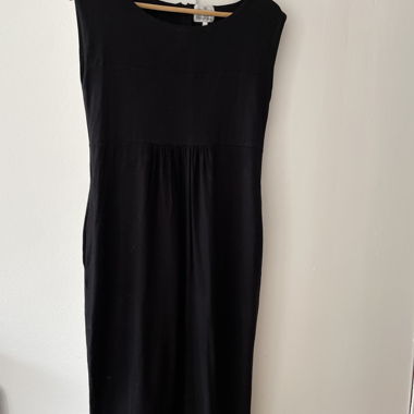 Ärmelloses schwarzes Kleid