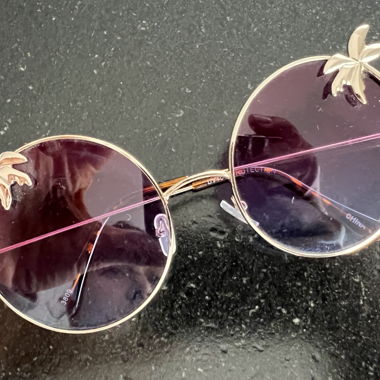 Lunettes de soleil rondes violettes détail palmier