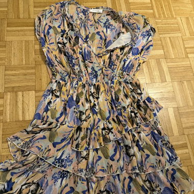 Blumiges Rueschenkleid