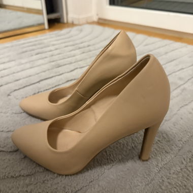 Décolleté beige con tacco alto