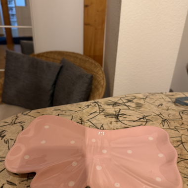Plat en céramique à nœud et pois roses