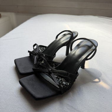 Schwarze High Heels mit Spitze
