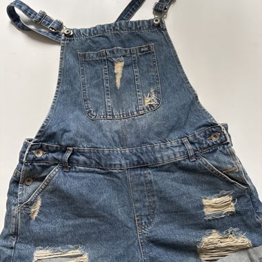 Shorts in denim con salopette con look vissuto