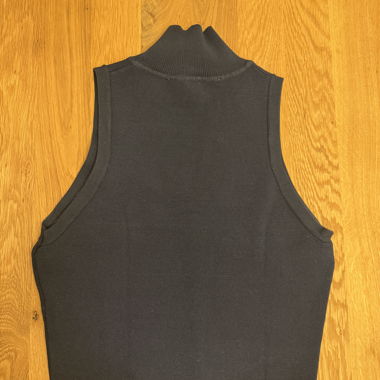 Haut noir à encolure dégagée Zara