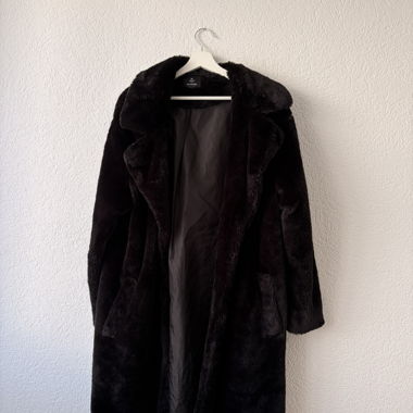 Cappotto nero in ecopelliccia