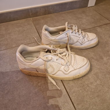 Weisse Nike-Sneaker, Grösse 39