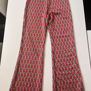 Pantaloni a zampa d'elefante con motivo rosa