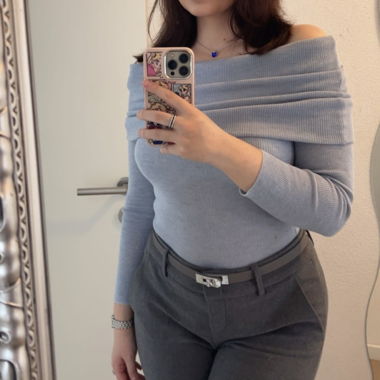Top a coste blu con spalle scoperte
