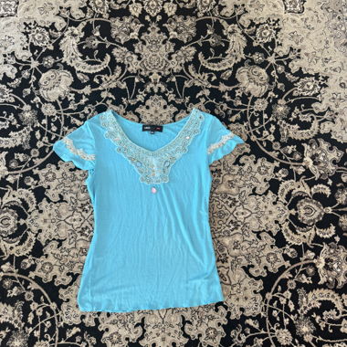 T-shirt azzurro turchese decorata