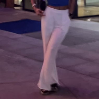 Pantaloni bianchi a gamba larga