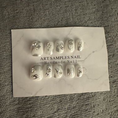 Nagelkunst-Muster weiss