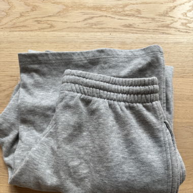 Graue Trainerhosen