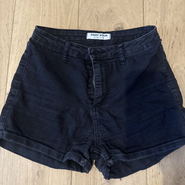 Kurze schwarze Hose