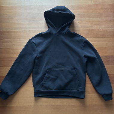Schwarzer Hoodie