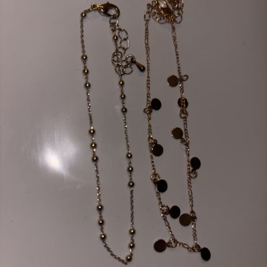 Goldene Kettenarmbaender