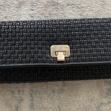 Pochette noire avec bandoulière à chaîne