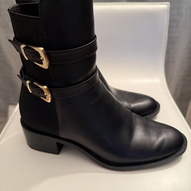 Zara schwarze Leder-Stiefeletten mit goldenen Schnallen