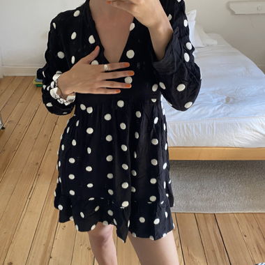 Schwarzes Langarmkleid mit weissen Punkten