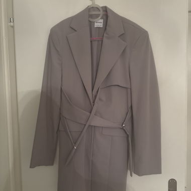 Grauer Blazer mit Guertel