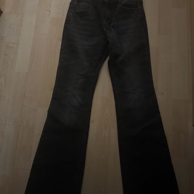 Jeans neri a zampa