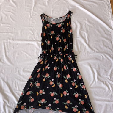 Sommerliches Kleid mit Pfirsichen und Blumen Druck