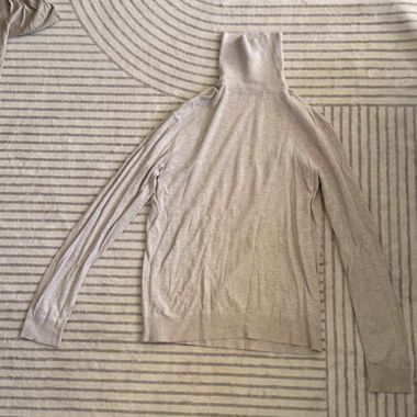Beiger Rollkragenpullover