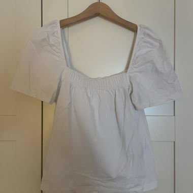 White puffsleeve top